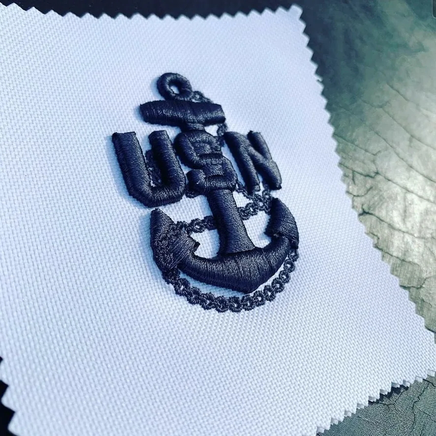 3D-borduurwerk van een anker op wit textiel