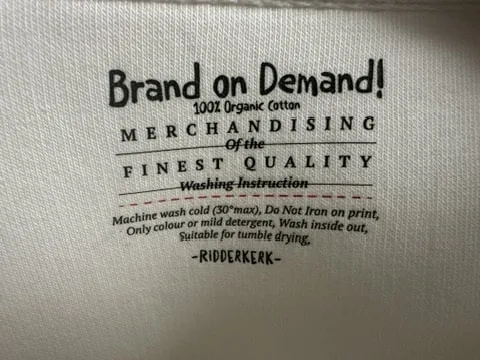 Bedrukt neklabel met wasvoorschrift in een wit shirt