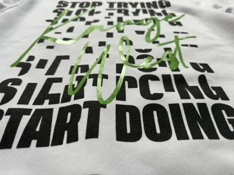 Wit shirt met print en groen borduurwerk gecombineerd