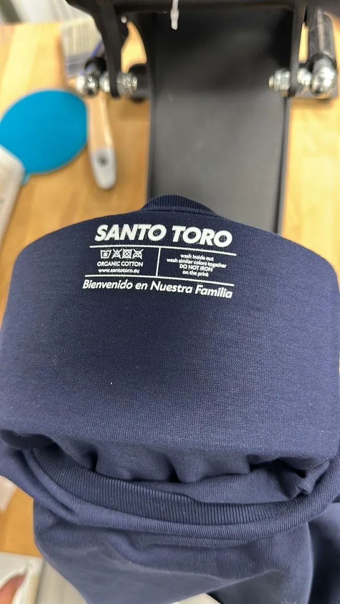 Bedrukt navy shirt op de transferpers bij AJDN