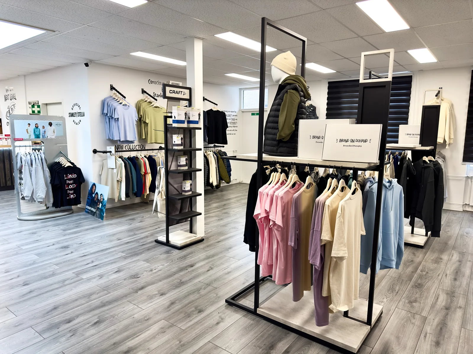 Showroom van AJDN met kledingcollectie aan rekken en paspoppen